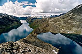 Parco Jotunheimen, Norvegia. Lungo il Besseggen con il lago il Bessvatn che si trova sopra il Gjende pi in basso.